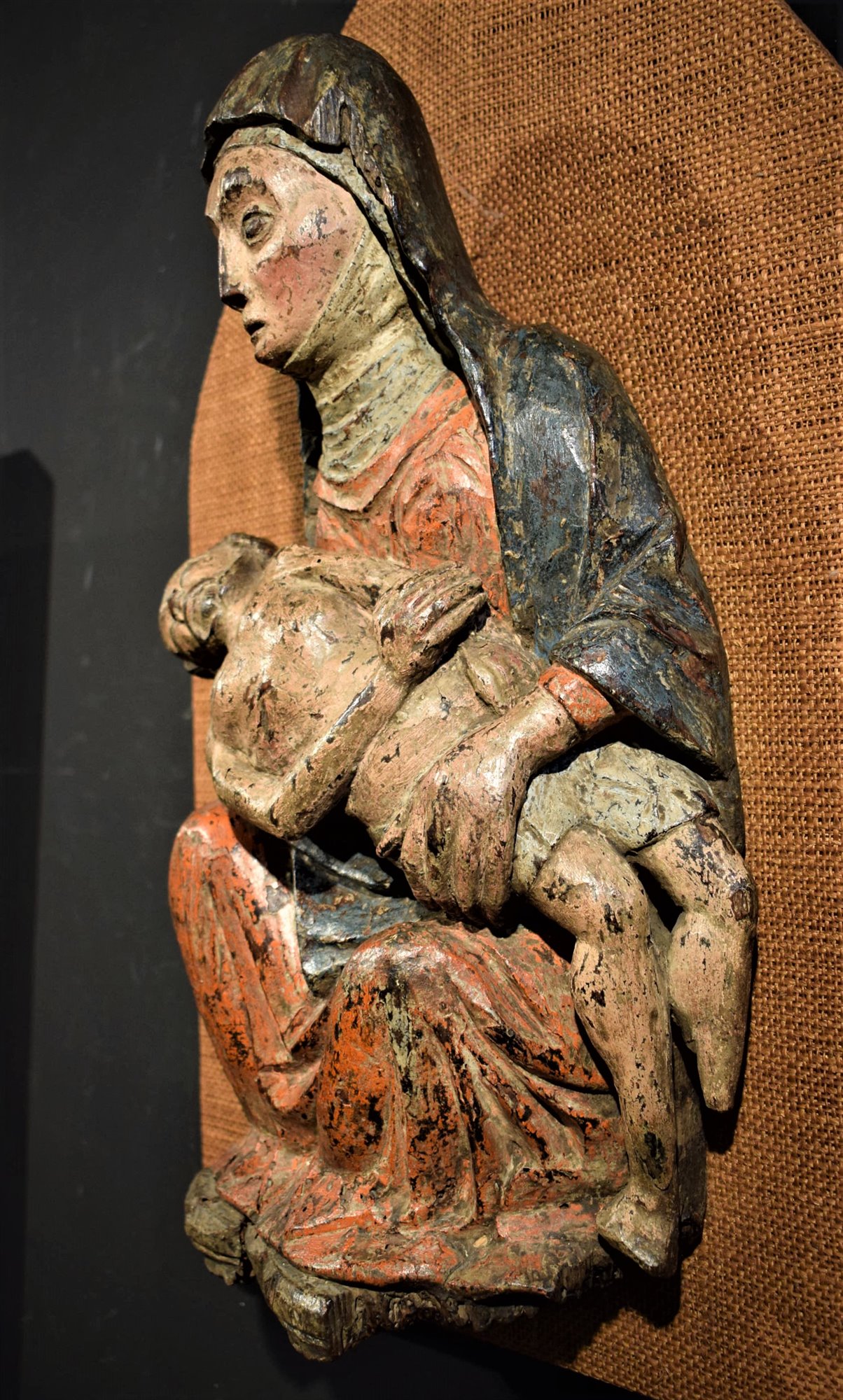 Sculpture en bois polychrome "la Pietà"
